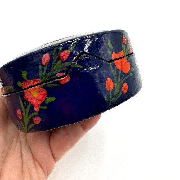 Vintage Papier Mache Trinket Box Hand Painted Lacquered Black Pink Floral circle - Picture 4 of 9